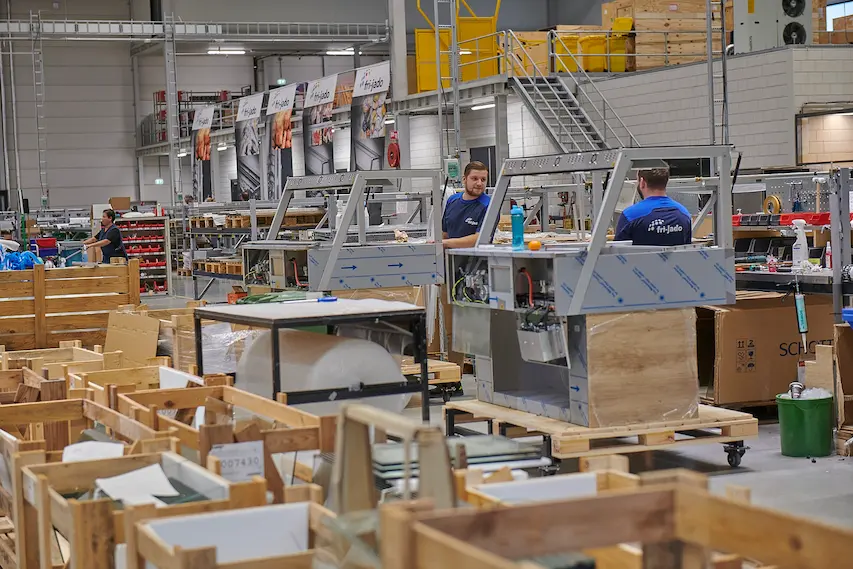 frijado medewerkers aan het werk in assemblagehal