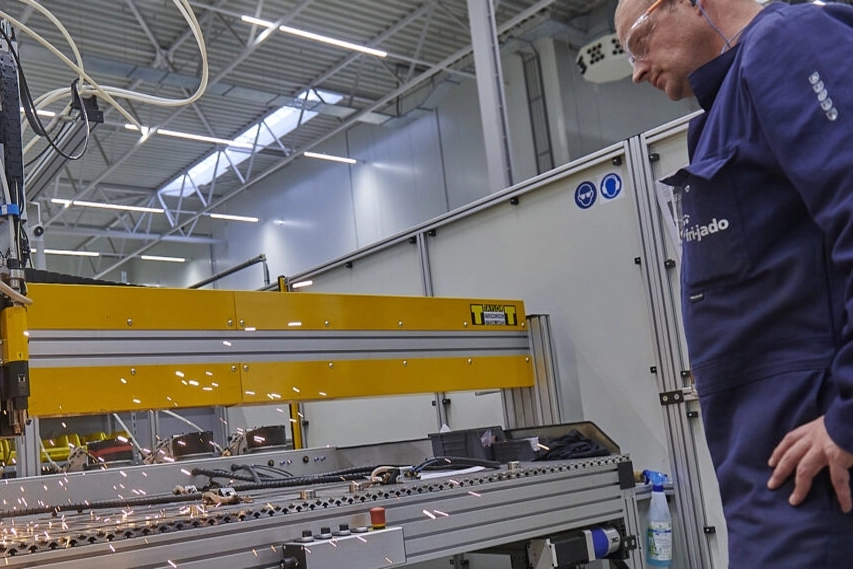 plaatwerker aan het werk met het snijden van plaatwerk