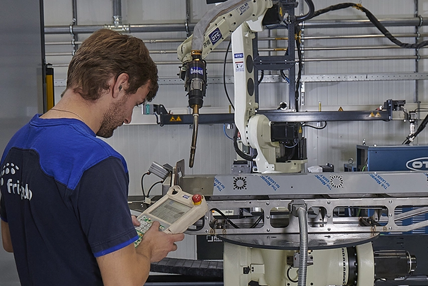 plaatwerker die bezig is met het bedienen van een machine