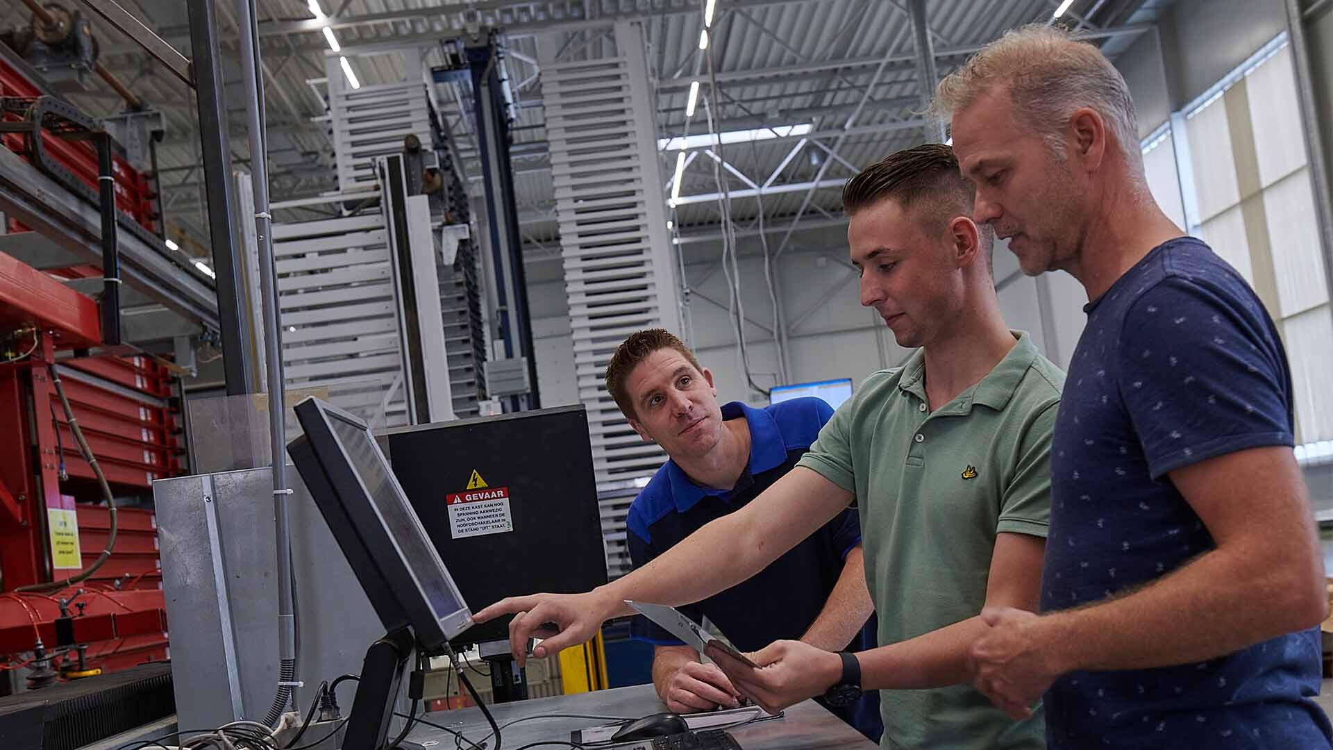 proces engineer aan het werk met collegas