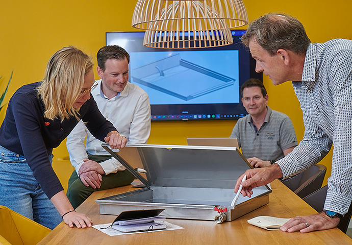 fri-jado collega's werken samen op afdeling product development en engineering